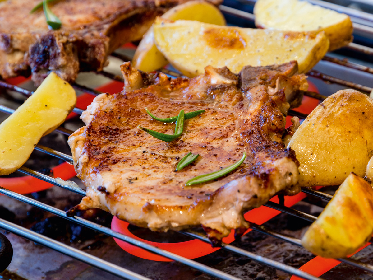 Steak und Kartoffelspalten auf dem Grill