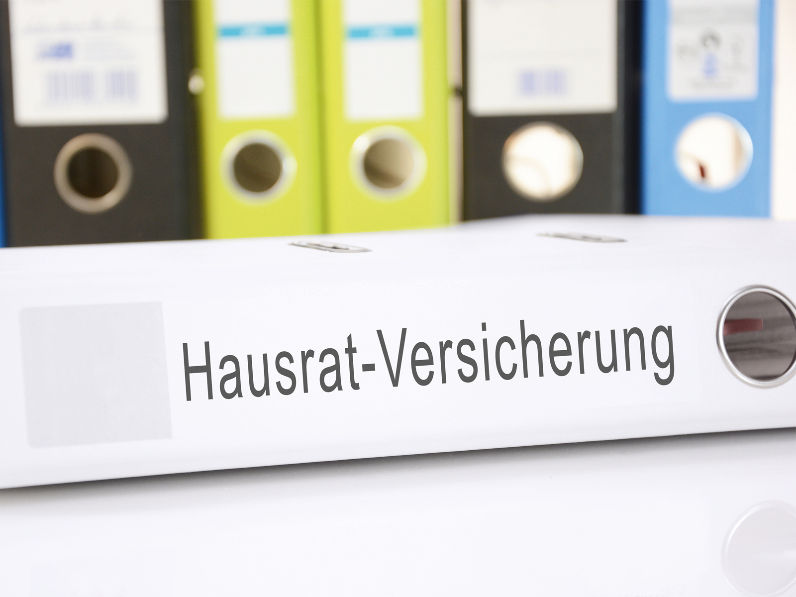 Ordner, einer mit der Aufschrift Hausrat-Versicherung